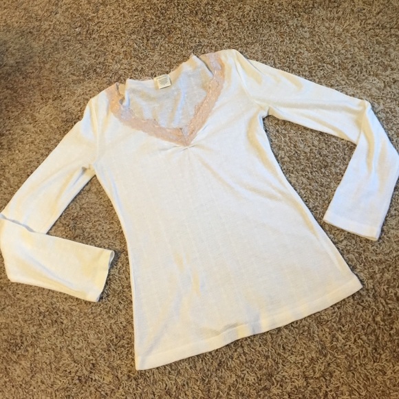 Off white long sleeve blouse w cute lace neckline
