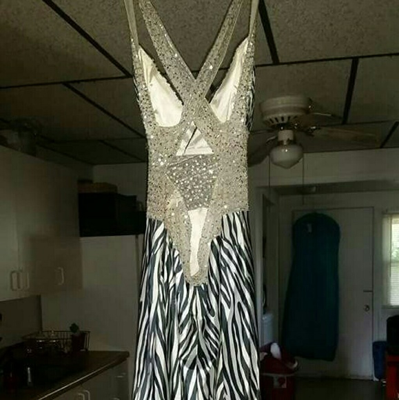 Prom gown - Picture 2 of 2