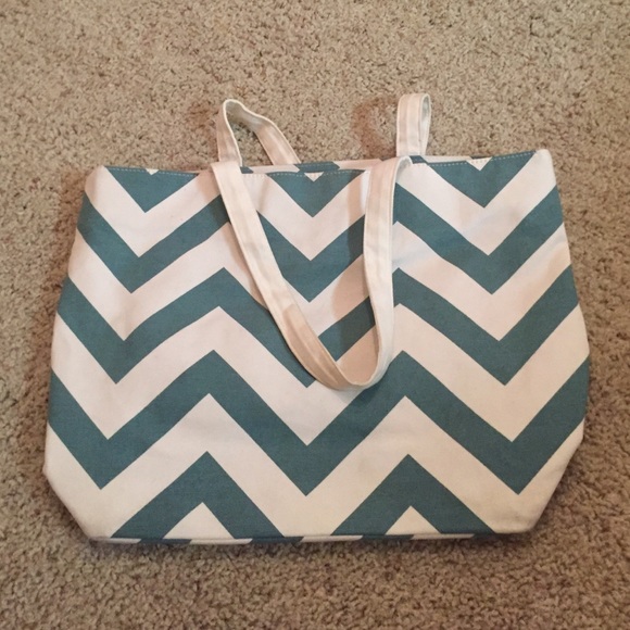 SOLD | Turquoise Chevron Tote 💕