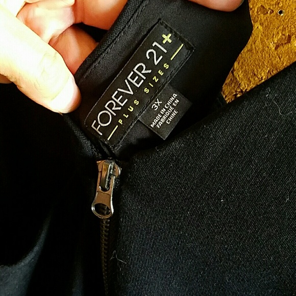 Black ruffled dress - Picture 3 of 3