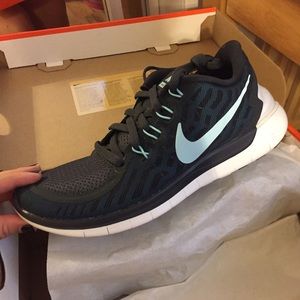 WOMENS NIKE FREE RUNS 5.0 size 6.5