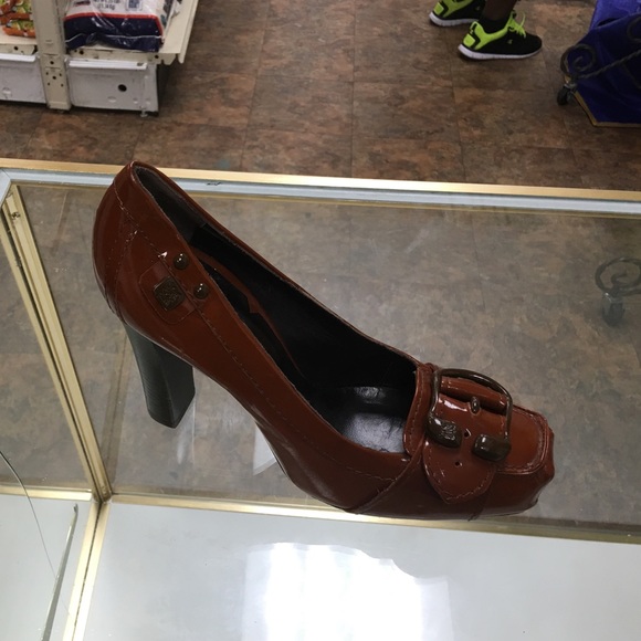 Brown leather show.... Block Pumas