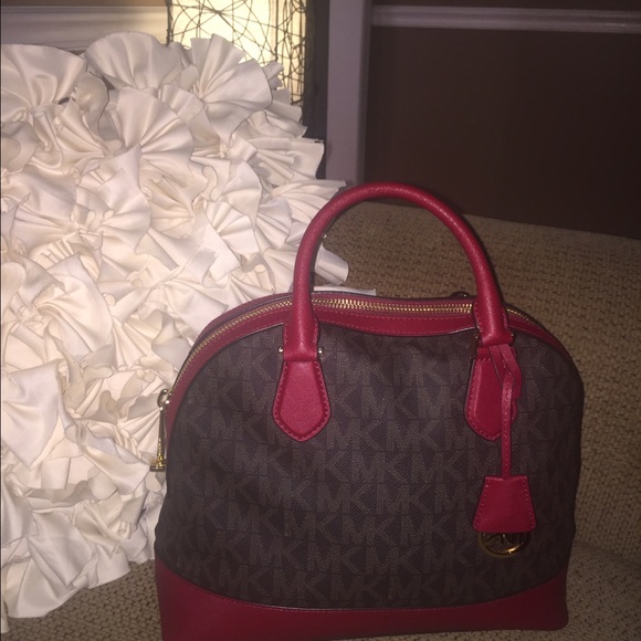 NWOT....Michael Kors Smythe Large Crossbody