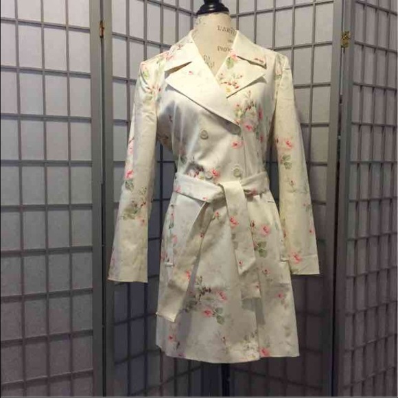🌺Classic trench coat with flower pattern.🌺