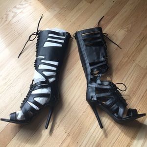 2b Bebe black open toe gladiator sandals heel