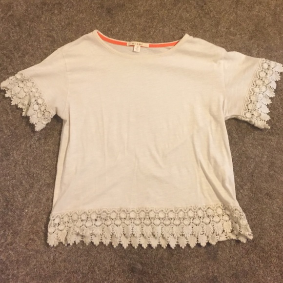 Cream colored top with lace - Picture 1 of 1