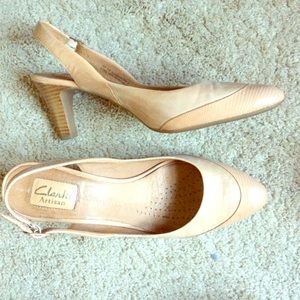 Clarks nude 2-tone sling back pumps