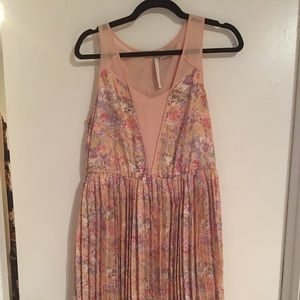 Beautiful floral pleated sleeveless skater dress.