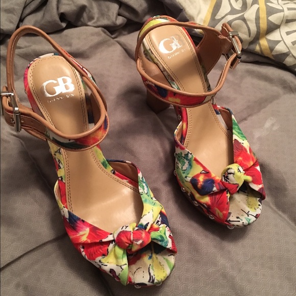 Worn once to a wedding, basically new!