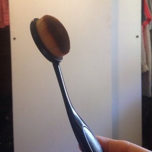 OVAL MAKEUP BRUSH