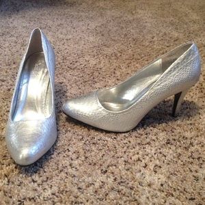 Wanted Eve, silver heel