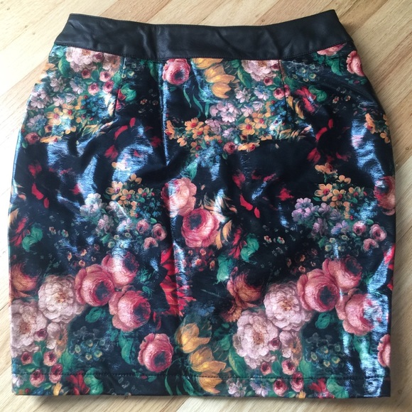 2b Bebe flora faux leather skirt - Picture 2 of 3