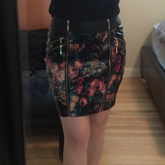2b Bebe flora faux leather skirt - Picture 3 of 3