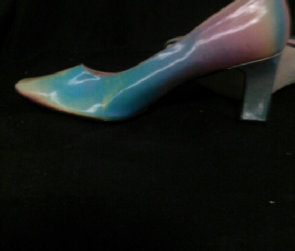 Very fun pumps, change color, translucent.