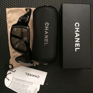 Chanel sunglasses/never used/authentic