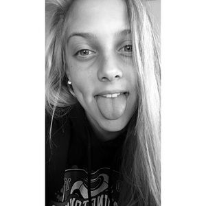 Meet your Posher, Hallie