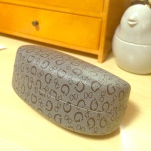 GUESS Sunglasses holder