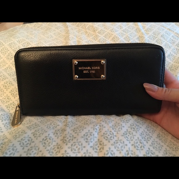 Michael Kors Jet Set Zip-Around Continental Wallet