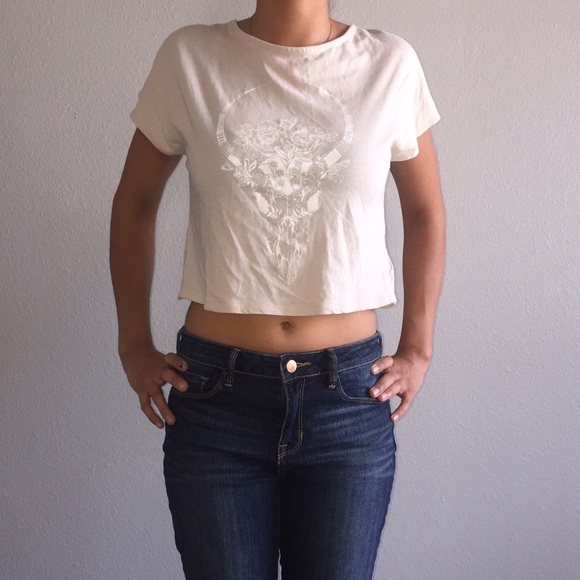 •Kendall & Kylie T-shirt w/bull design•