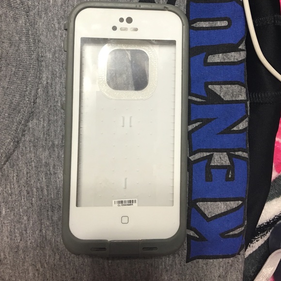 White life proof iPhone 5/5s case