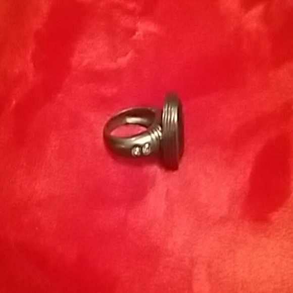 Black ring. - Picture 2 of 3