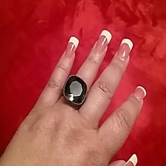 Black ring. - Picture 3 of 3