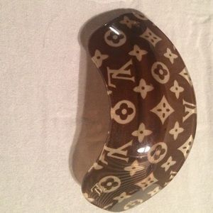 Brown clip