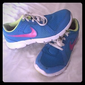 Nike running shoes. Size 4y.