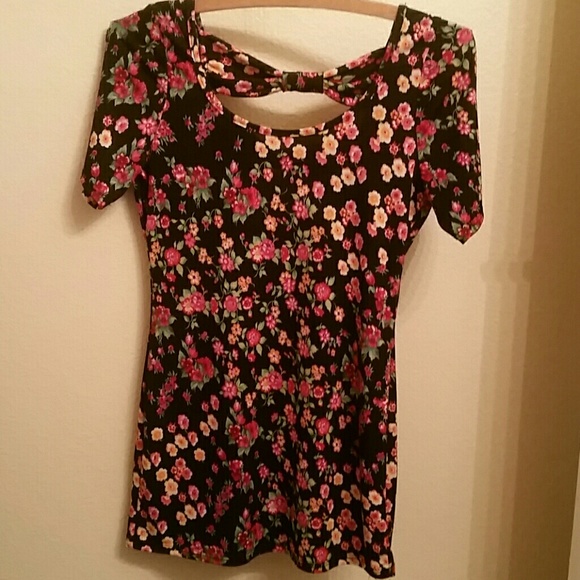 Cute floral shirt- FREE necklace included!!! - Picture 1 of 4