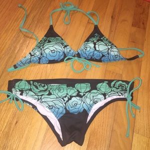 Billabong bikini set!  EUC