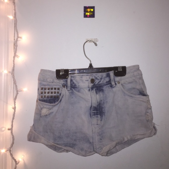 Distressed white shorts with studs 😍