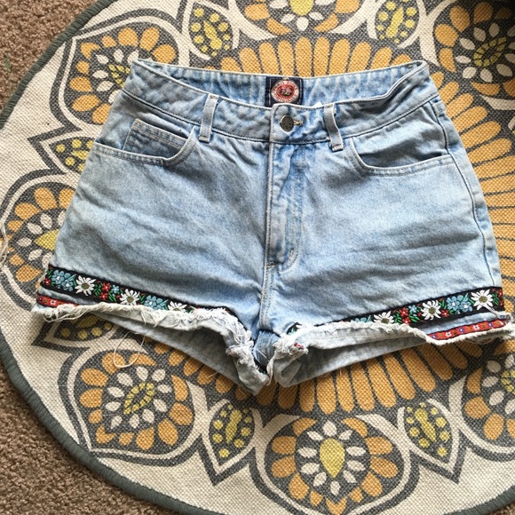 ⭐️Vintage embroidered denim shorts⭐️