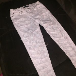 White Levi's distressed jeans