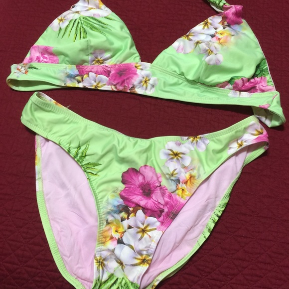 Bikini - Picture 2 of 2