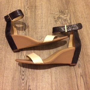 ✨Ann Taylor sandal wedges w/snake skin detail!