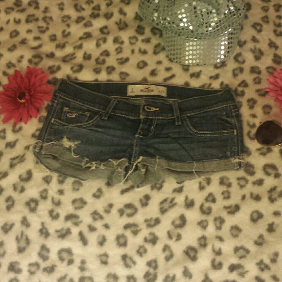 Adorable Hollister cuffed denim shorts!