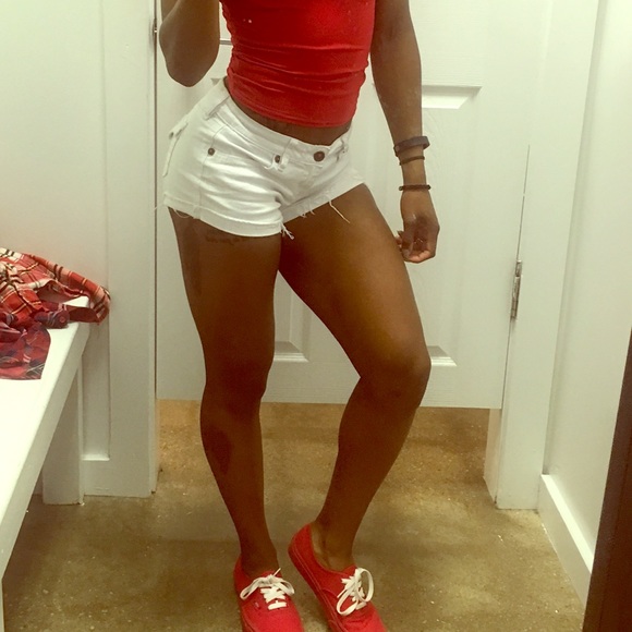 Super cute white cuffed shorts - Picture 1 of 3