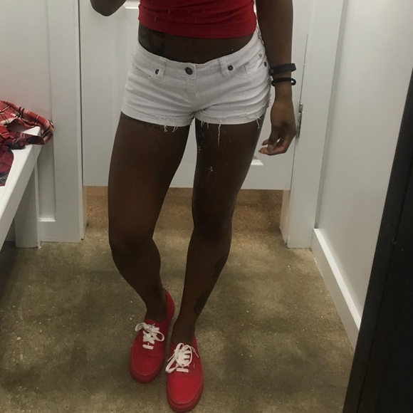 Super cute white cuffed shorts - Picture 2 of 3