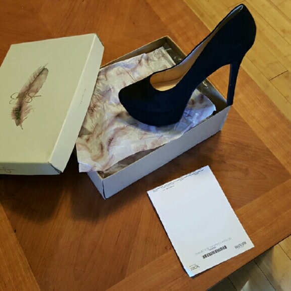 Jessica Simpson pumps