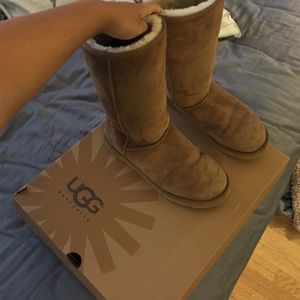 Barely worn women's Uggs in chestnut color