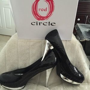 SOLD Round toe Sequined Pumps