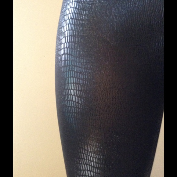 🌹FAUX LEATHER LEGGINGS🌹 - Picture 2 of 3