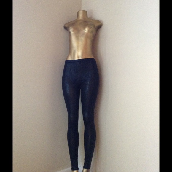 🌹FAUX LEATHER LEGGINGS🌹 - Picture 3 of 3