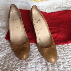 Louboutain simple round toe pump