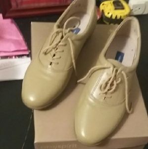Easy spirit tan shoes NWOT