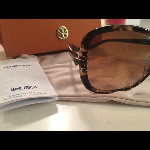 SOLD Tortoise Shell Tory Burch Sunglasses. - Picture 2 of 3