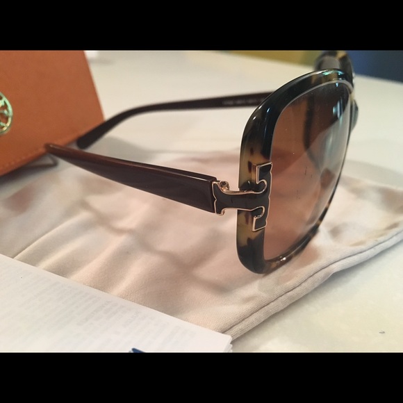 SOLD Tortoise Shell Tory Burch Sunglasses. - Picture 3 of 3