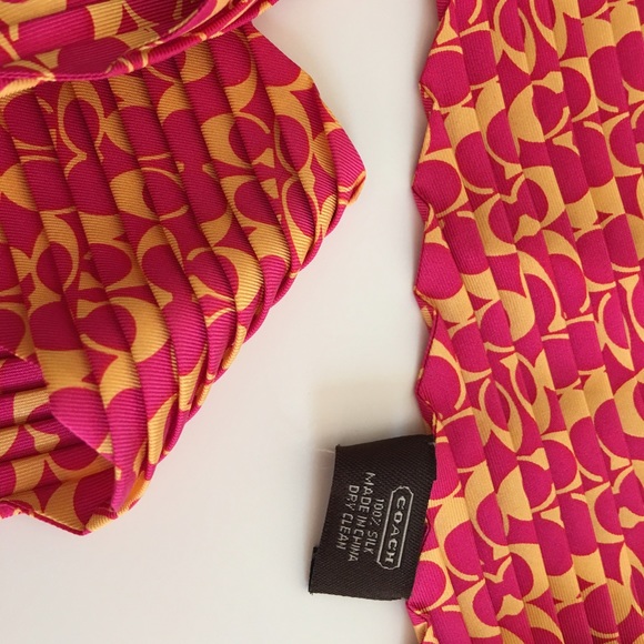 100% Silk COACH SIGNATURE Neck Scarf - Picture 3 of 3