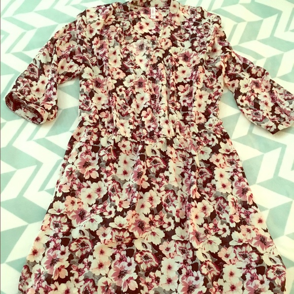 Dresses & Skirts - Feminine Floral Wrap Dress