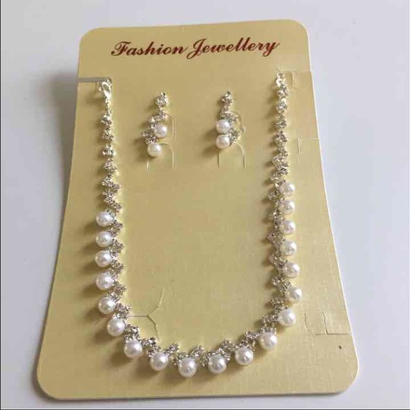NWT Pearl Rhinestone Necklace earrings